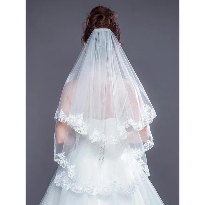 Witte Twee Laags Bruid Bruiloft Sluiers Kantrand Sexy Korte Taillelengte Bruiloftssluier met Kam Jurksluier voor Bruid wit