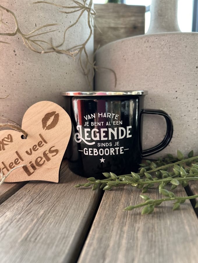 Creaties van hier – Emaille Mok Legende met houten hartje – plaatstaal - geëmailleerde coating – 9cm