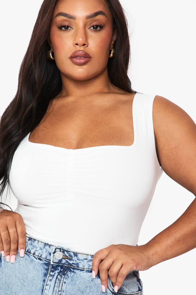 boohoo Dames PLUS dubbele laag geraffelde voorkant-bodysuit | White | Maat: 26