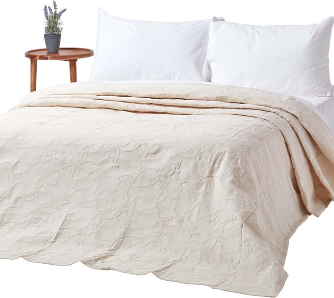 Homescapes Crèmewit Matelassé Bedsprei, 230 x 260 cm