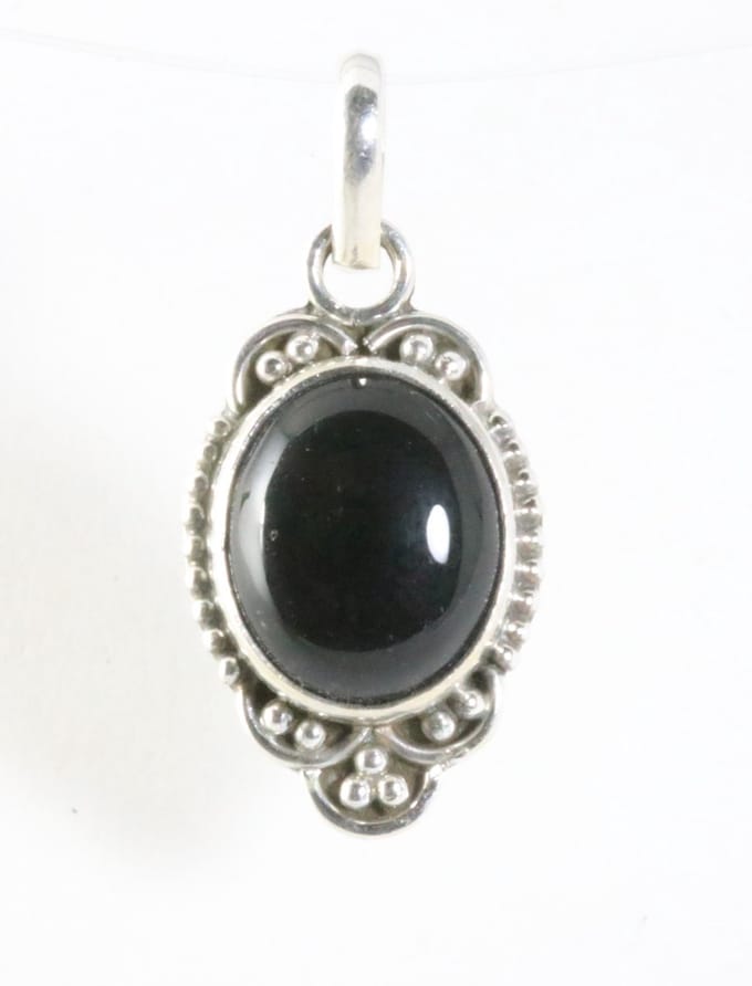 Fijne bewerkte zilveren hanger met onyx