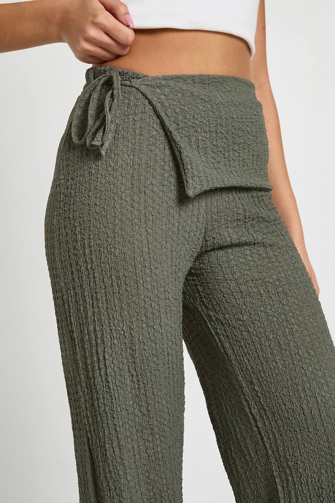 boohoo Dames Gestructureerde broek met gebonden taille en rechte pijpen | Khaki | Maat: 8