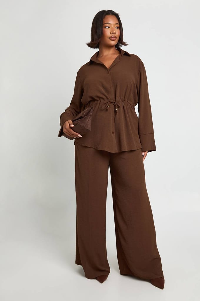 boohoo Dames Plus Geweven Overhemd met gebonden taille & broek co-ord | Chocoladebruin | Maat: 52