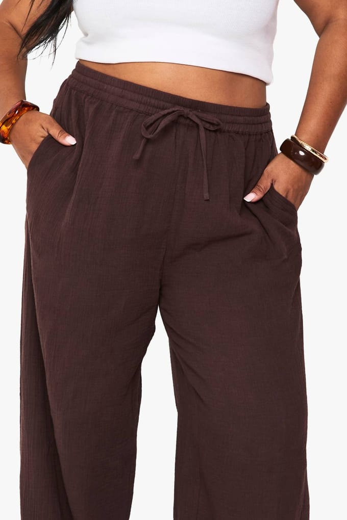 boohoo Dames Plus Getextureerde Gerimpelde Broek met Wijde Pijpen | Chocoladebruin | Maat: 48