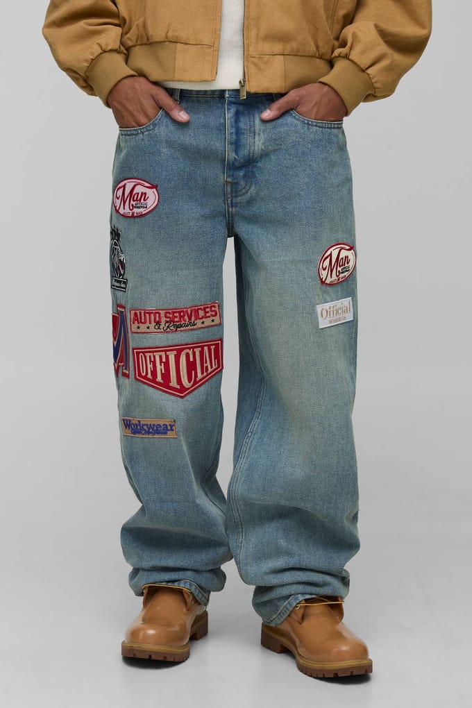 Relaxte Varsity Badge Gewassen Denim Jeans | Stonewash | Size 28R