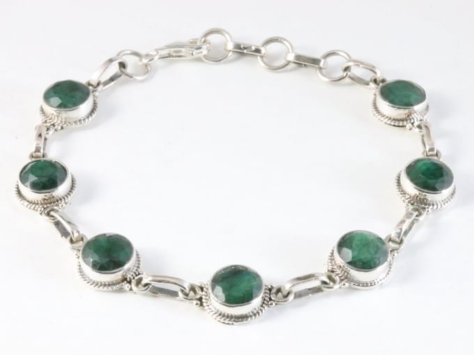 Bewerkte zilveren armband met smaragd