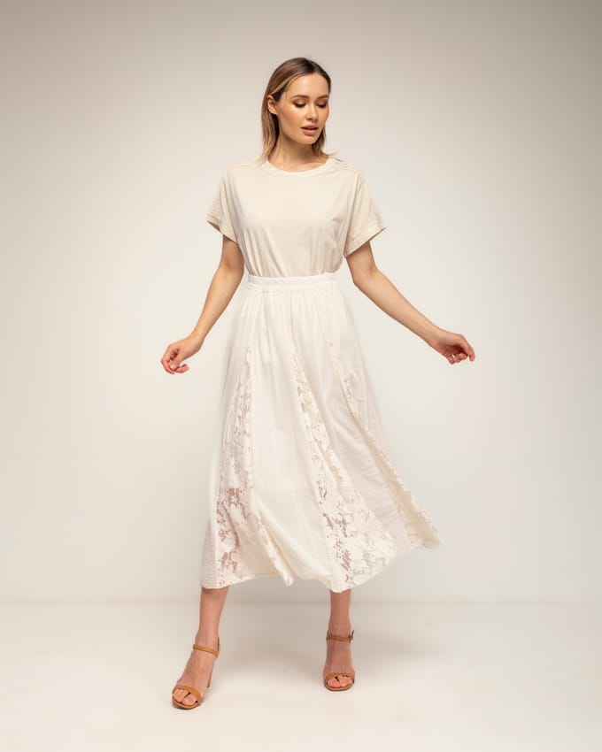 Uitlopende rok met kantdetails, voering en een elastische taille