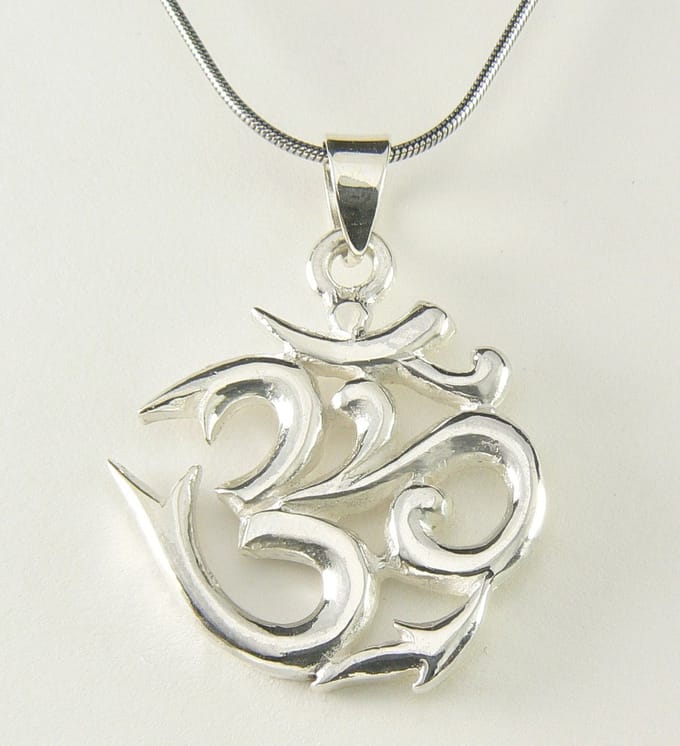 Zilveren ohm hanger aan ketting