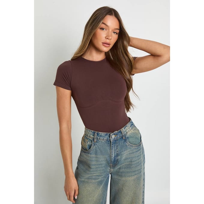 boohoo Dames Naadloze ronde hals bodysuit met korte mouwen | Chocoladebruin | Maat: Medium