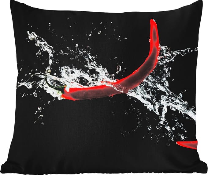 Buitenkussen - Chilipeper - Stilleven - Water - Zwart - Rood - 45x45 cm - Weerbestendig