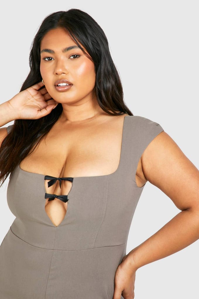 boohoo Dames Plus Playsuit met Cap Mouwen en Mini Strik | Taupe | Maat: 52