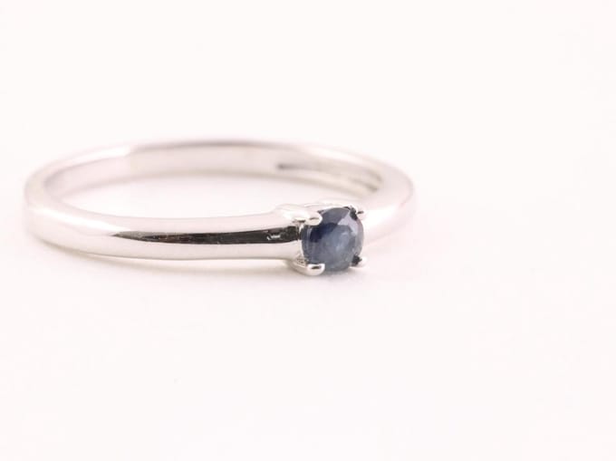 Fijne hoogglans zilveren ring met blauwe saffier - maat 18
