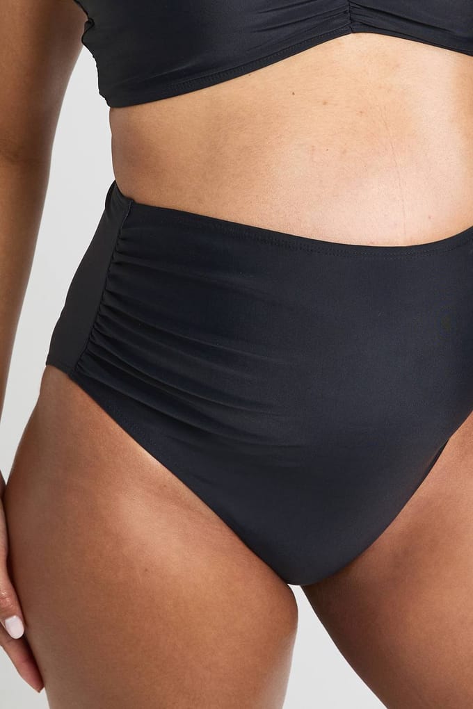 boohoo Dames Zwangerschaps Hoge Taille Gerimpelde Bikinibroek | Zwart | Maat: 36