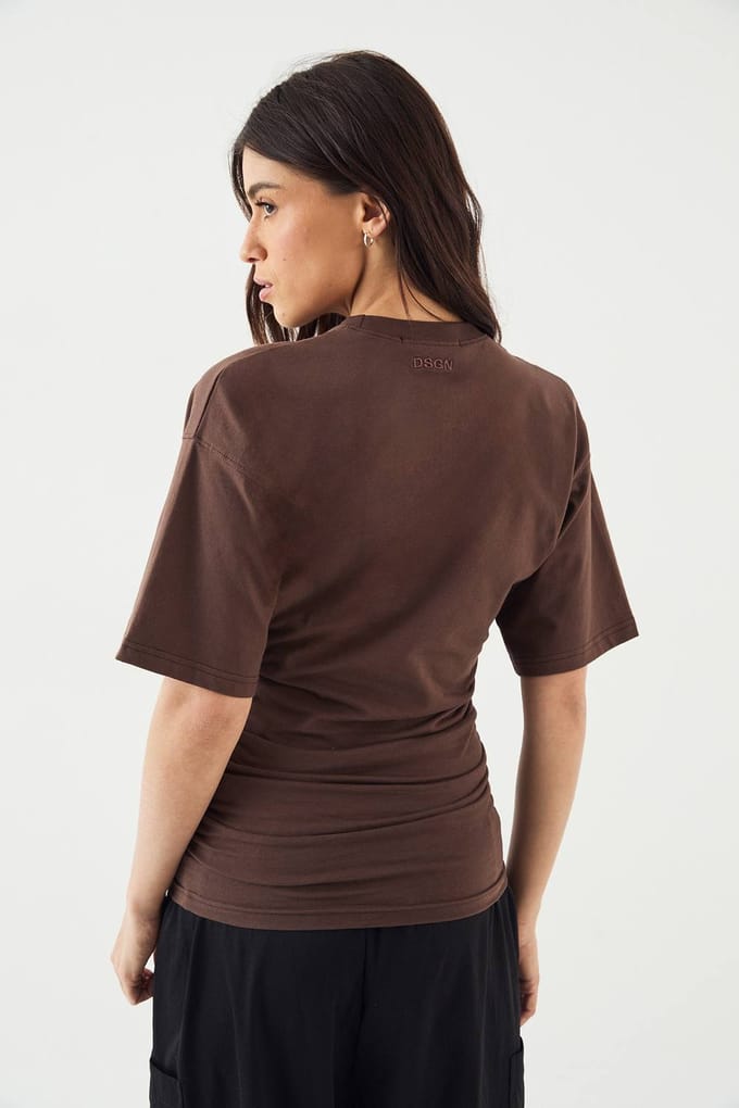 Dames DSGN Studio Top met Gerimpelde Zijkant en Korte Mouwen | Dark Chocolate | Maat: Small