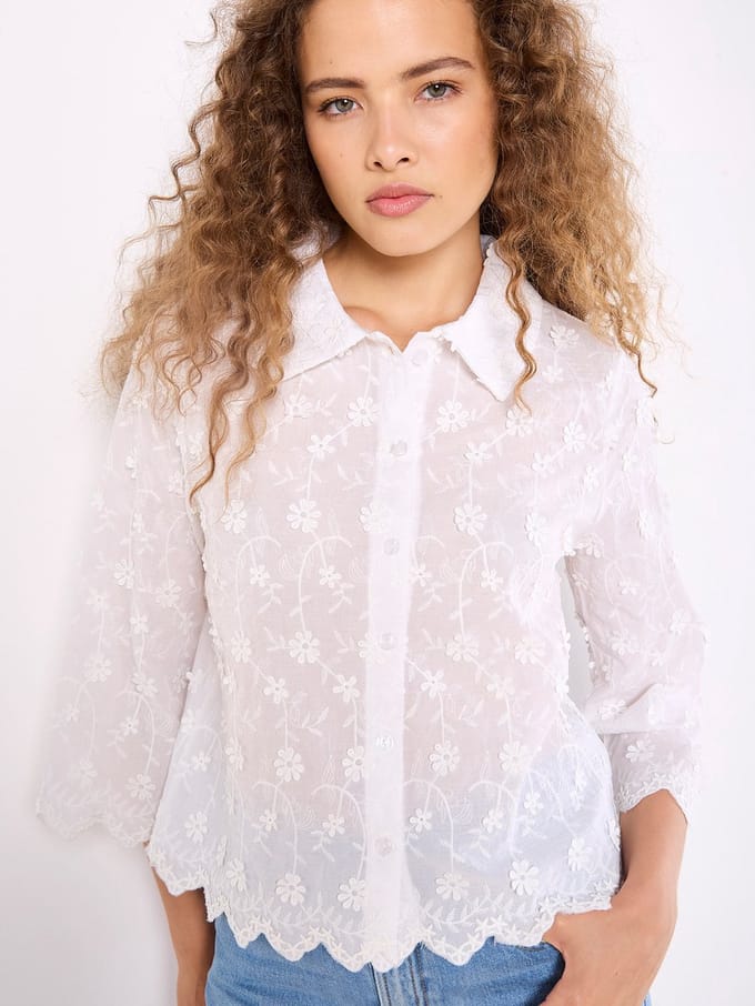 Kort shirt met bloemenapplicaties