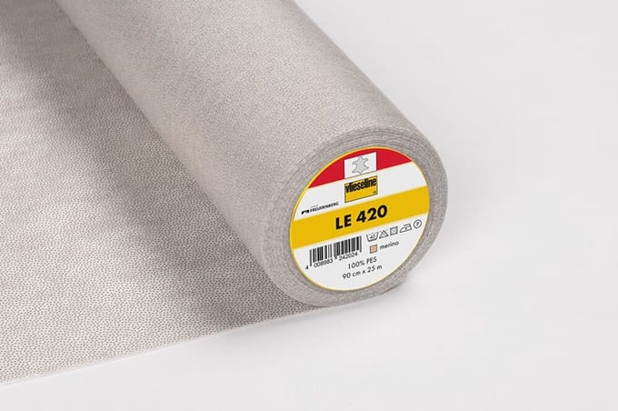 VLIESELINE TUSSENVOERING LE420 (VOOR LEER), PLAKBAAR 90CM BEIGE, PER METER.