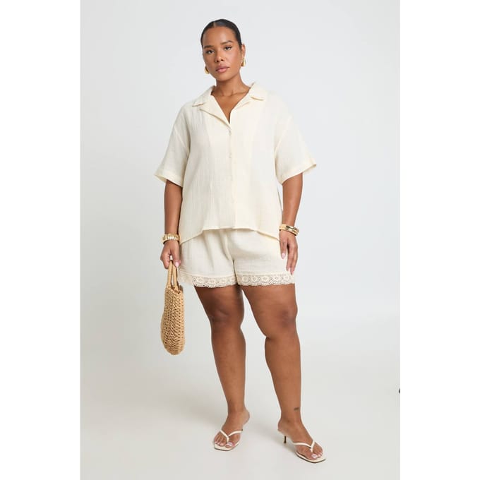 boohoo Dames Plus Kanten Zoom Flippy Short | Ecru | Maat: 48