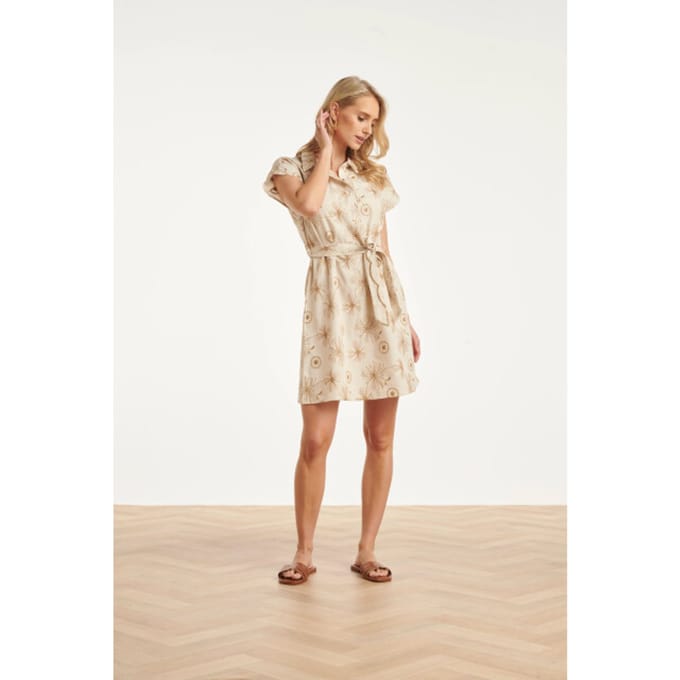 Smashed Lemon Beige jurk met geborduurde bloemen en tailleceintuur |