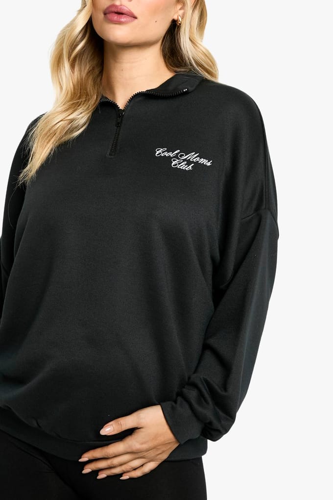 boohoo Dames Maternity Cool Moms Club Slogan Half Zip Sweat & Legging Set | Black | Maat: Small