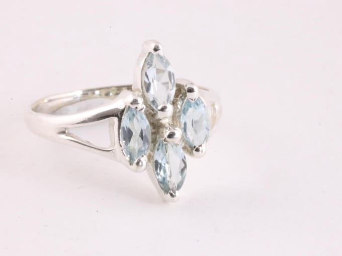 Fijne zilveren ring met blauwe topaas - maat 15.5
