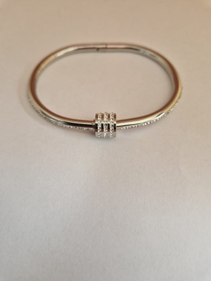 EHH BEAUTY -Luxe dames armband - zilverkleur - draaisluiting - met steentjes - Bangle