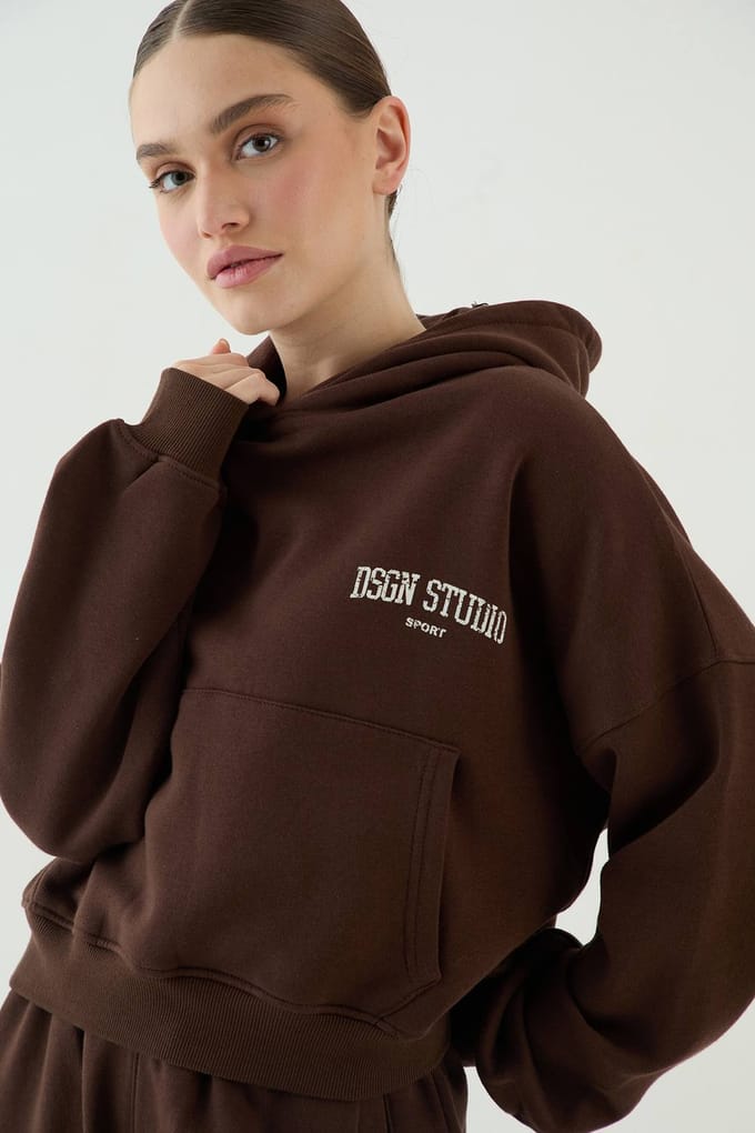 Dames Dsgn Studio Collegiate Bedrukte Boxy Hoodie | Dark Chocolate | Maat: Medium