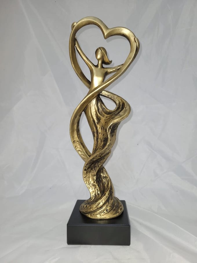 sculptuur lady 7x11x33 - steen en polyresin -goud en zwart
