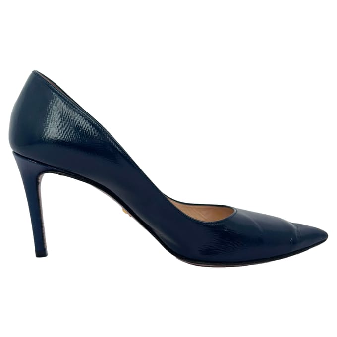 Prada Pumps met Spitse Neuzen in Marineblauw Lakleer