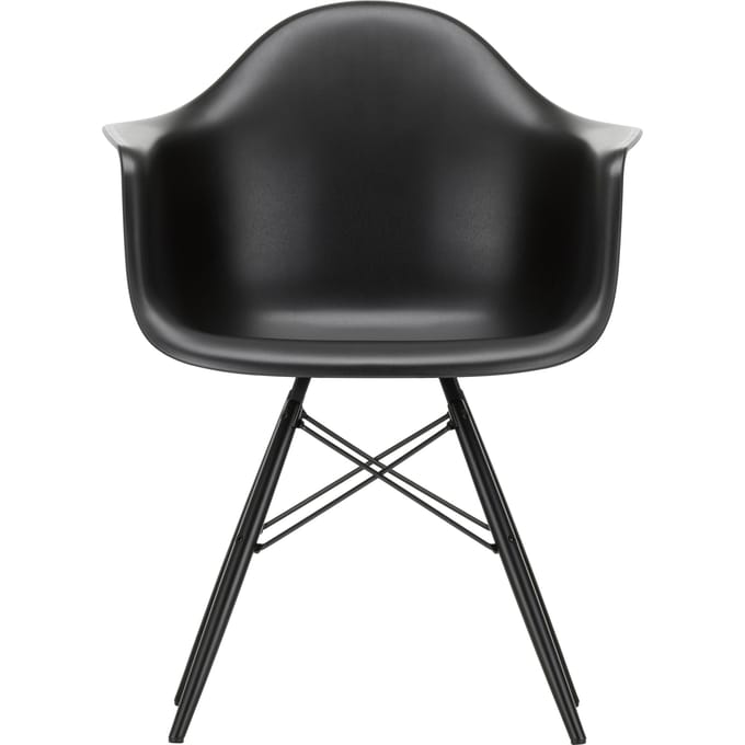 Vitra DAW Eames Plastic Armchair - diepzwart RE - esdoorn zwart