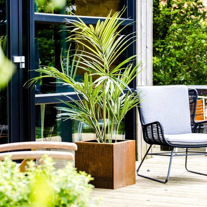 Corten staal plantenbak vierkant met pootjes en bodem