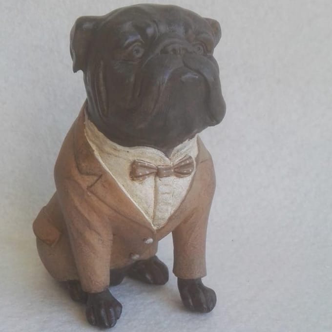 Beeldje zittende bulldog met vlinderdas