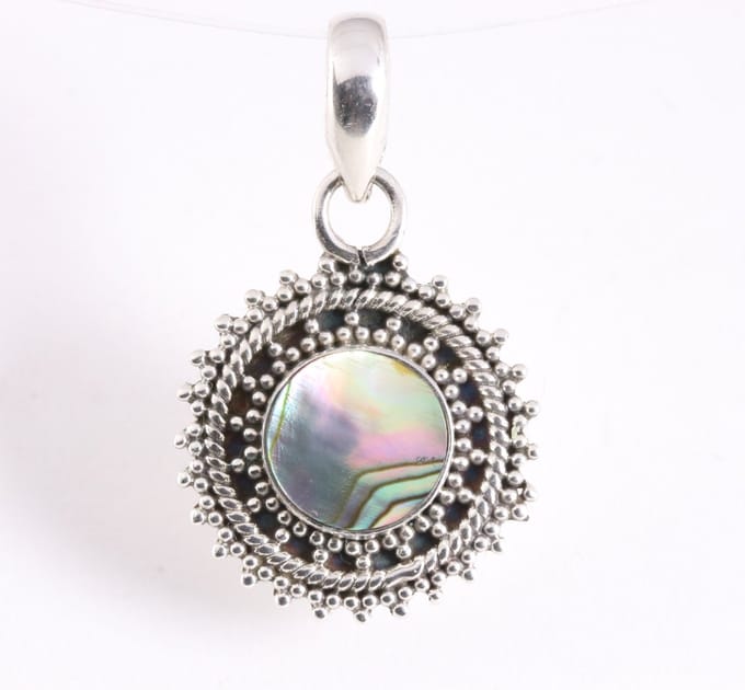 Fijne bewerkte ronde zilveren hanger met abalone schelp