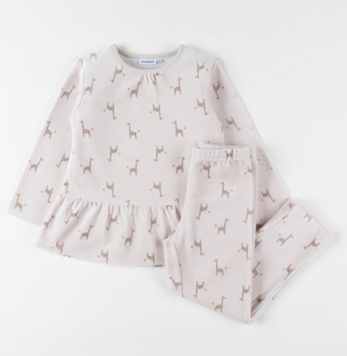 Noukie's - Pyjama - Giraffenprint - Beige - Fluweel - Maat 5 jaar - 110 cm