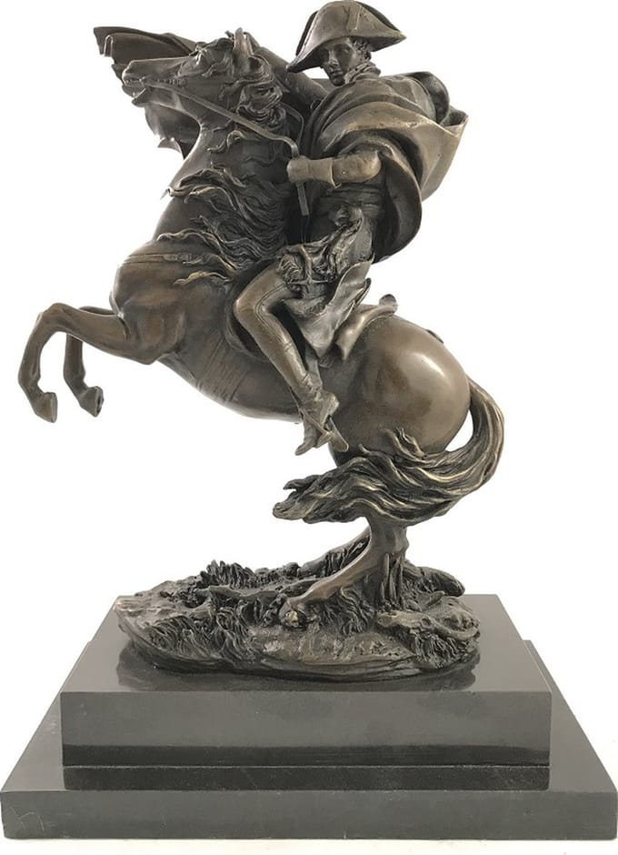 Een bronzen beeld van Napoleon op paard
