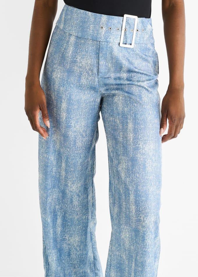 Broek met blauwe gesp