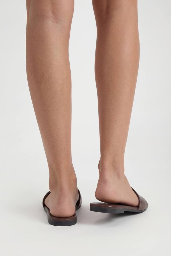 boohoo Dames Brede Pasvorm Vierkante Teen Basis Slippers | Chocoladebruin | Maat: 38