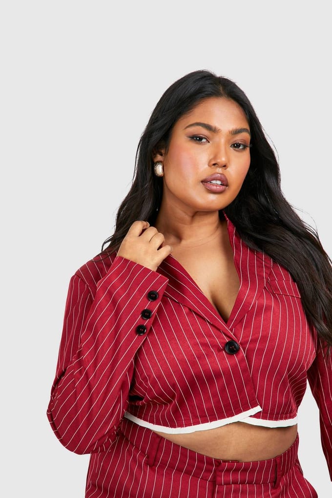 boohoo Dames Plus Ruwe Zoom Streepjes Cropped Blazer | Kersen | Maat: 48