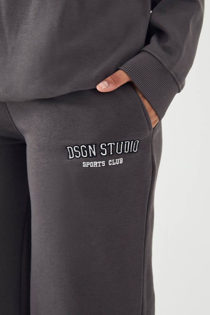 boohoo Dames DSGN Studio Applique Straight Leg Jogger | Houtskool | Maat: Small