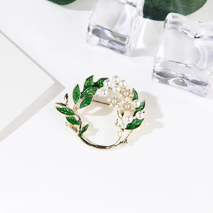 Broches à fleurs de gardénia en émail pour femmes, mode coréenne, Design de luxe, perle, broche de bureau décontractée, cadeaux pour filles vert