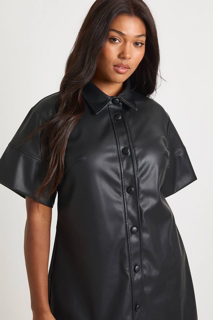 boohoo Dames Plus PU Mini Jurk met korte mouwen en knoopsluiting | Black | Maat: 22