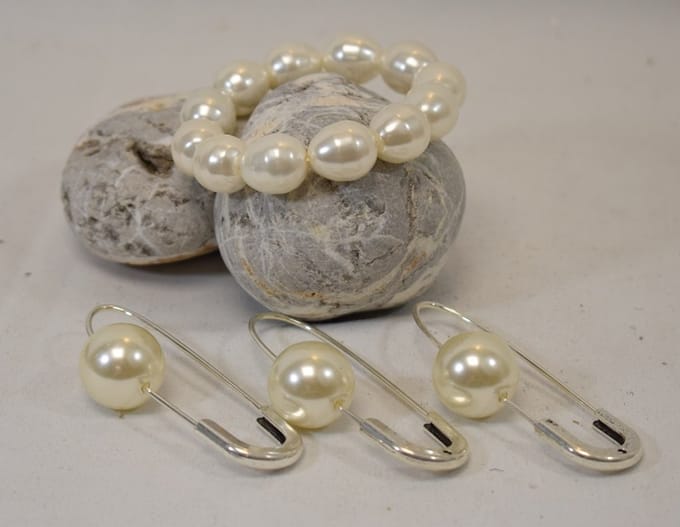MustHaves - 4 stuks - Parelset - 1 armband - 3x broche - speld - ecru - parel - elastisch - zilver speld