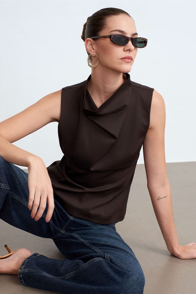 Mouwloze Cowl Neck Crêpe Blouse