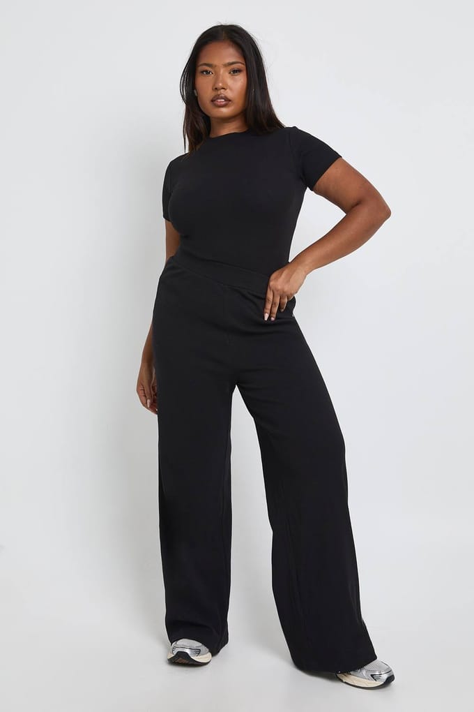 boohoo Dames Plus Basic geribbelde broek met rechte pijpen | Zwart | Maat: 44