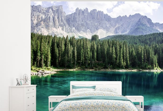 Behang - Fotobehang Berg - Bomen - Water - Breedte 275 cm x hoogte 220 cm
