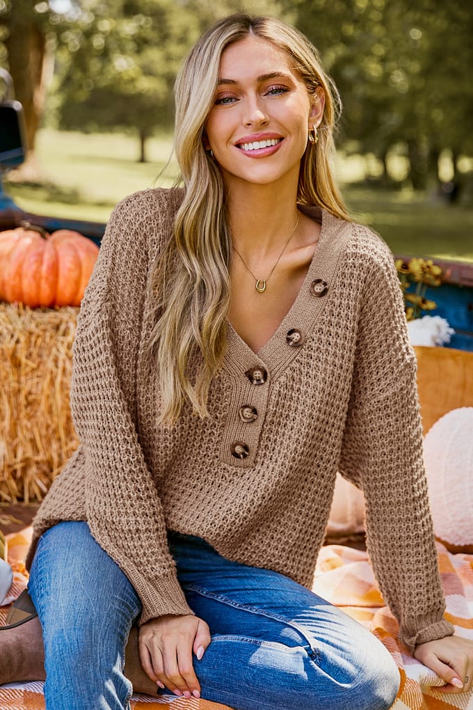 Suéter Henley de manga larga con cuello en V de color marrón claro