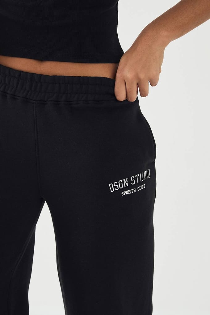 Dames DSGN Studio Collegiate Applique Rechte Pijp Jogger | Zwart | Maat: 2XL