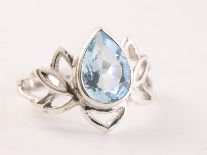 Opengewerkte zilveren lotus bloem ring met blauwe topaas - maat 17