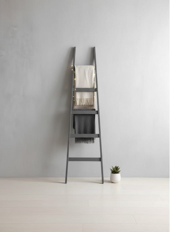 Grijze houten decoratieladder