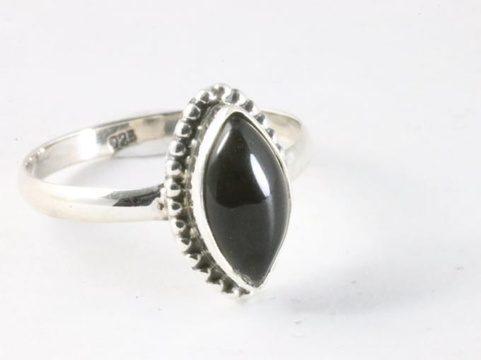 Fijne bewerkte zilveren ring met onyx - maat 18.5
