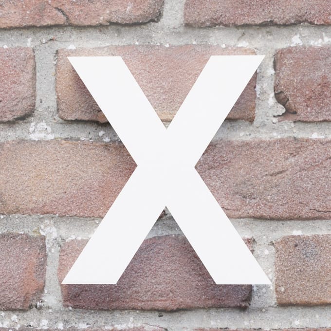 Huisnummer Arial X wit - Maat: Klein (10 cm) - blinde bevestiging - Huisnummerbord